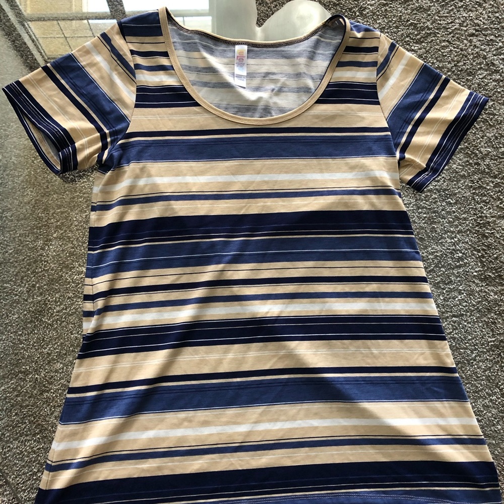 Lularoe Classic Tee - Size small!